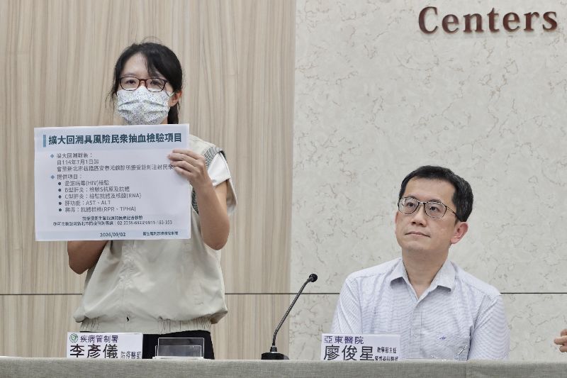 新北市板橋區「安泰淞鶴診所」爆發急性病毒性C型肝炎群聚事件。衛福部疾管署2日下午召開記者會,衛福部傳染病防治醫療網台北區副指揮官廖俊星(右)、疾管署防疫醫師李彥儀(左)出席說明相關應處作為