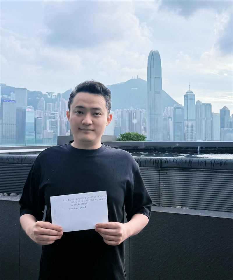 幣圈富豪孫宇晨捲入爆料景甜爭議傳狼狽跑路，急在X平台曬維港照並附哈希值紙條闢謠。（圖／翻攝自X平台 @justinsuntron）