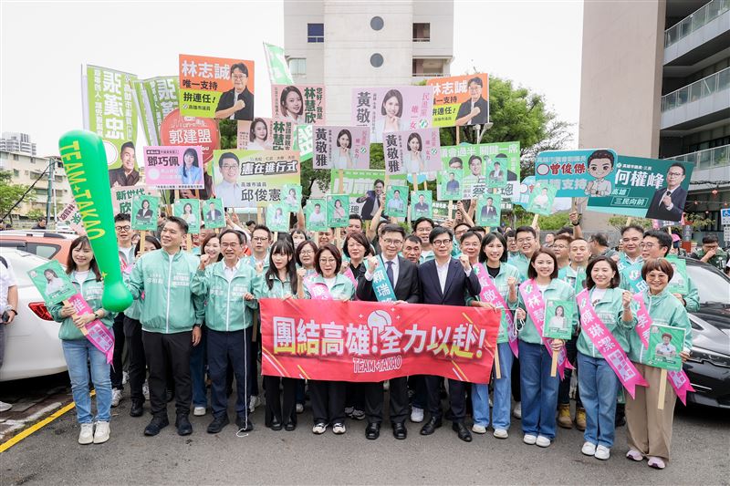 民進黨高雄市長候選人賴瑞隆率領「高雄大聯盟」議員參選人們登記參選，高雄市長陳其邁除了擔任競總主委，也親手授棒給賴瑞隆，象徵「第四棒」準備上場。（圖／賴瑞隆辦公室提供）