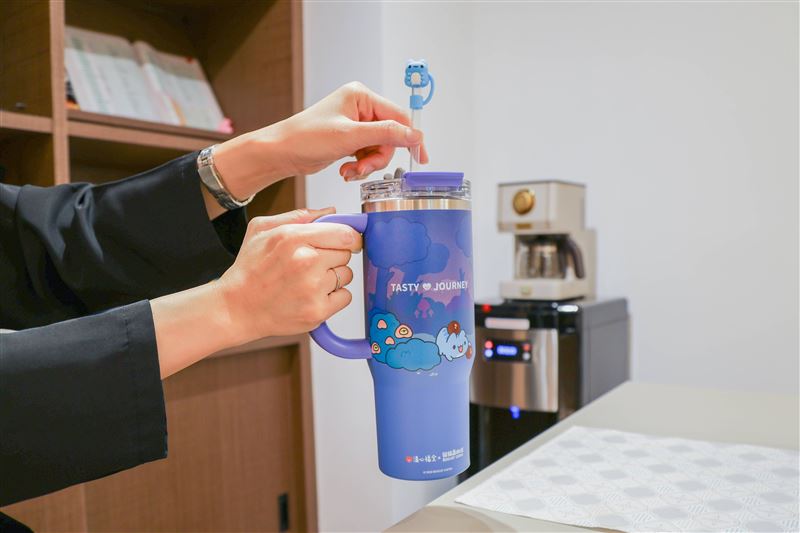 900ML大容量外帶放心裝!「咖波叢林探險環保瓶」雙飲口設計更便利,精緻咖波造型吸管套守護飲品衛生。(圖/品牌業者提供)