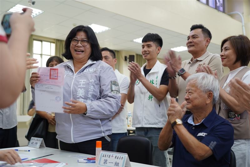 王美惠登記參選嘉義市長,由總統賴清德擔任競總榮譽主委、前總統蔡英文任名譽主委,並由前立委陳明文擔任總督導。(圖/王美惠辦公室提供)