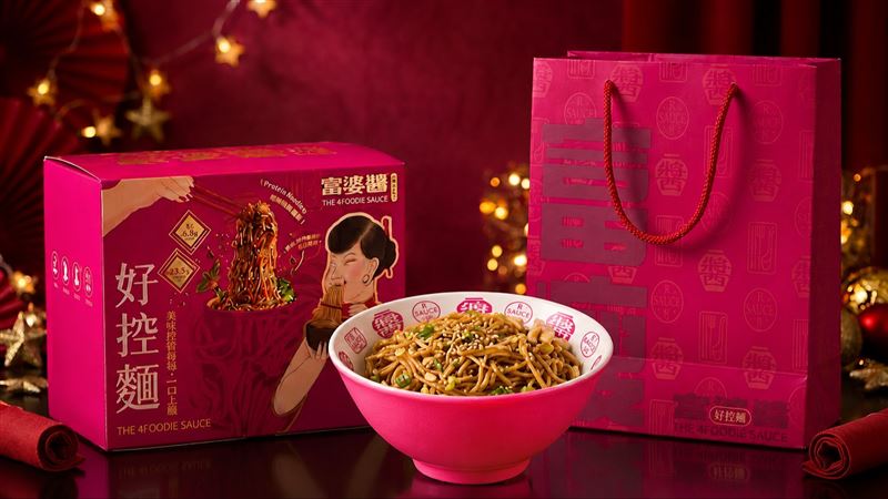 日日好食攜手4foodie,趁著佳節將至推出重裝版「富婆醬好控麵禮盒」。(圖/品牌業者提供)