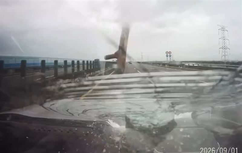 F扳手飛越對向車道，砸中車主的擋風玻璃，差點貫穿玻璃砸傷駕駛。(圖／翻攝畫面)