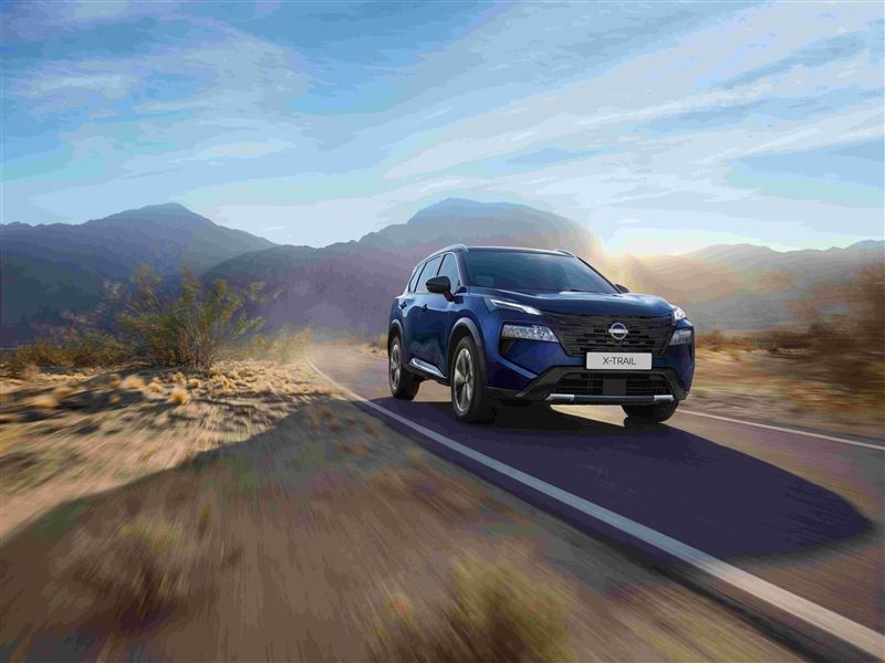 車頭換上俐落的光箭LED日行燈,搭配黑化保桿。(圖/翻攝NISSAN網站)