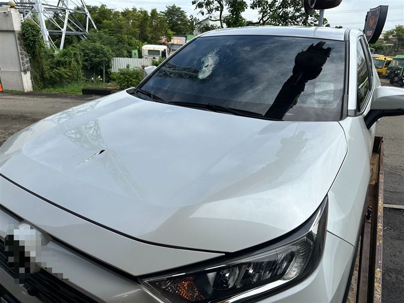 車主行經國道3號和美段，突然遭天外飛來的F扳手砸破擋風玻璃。(圖／翻攝畫面)