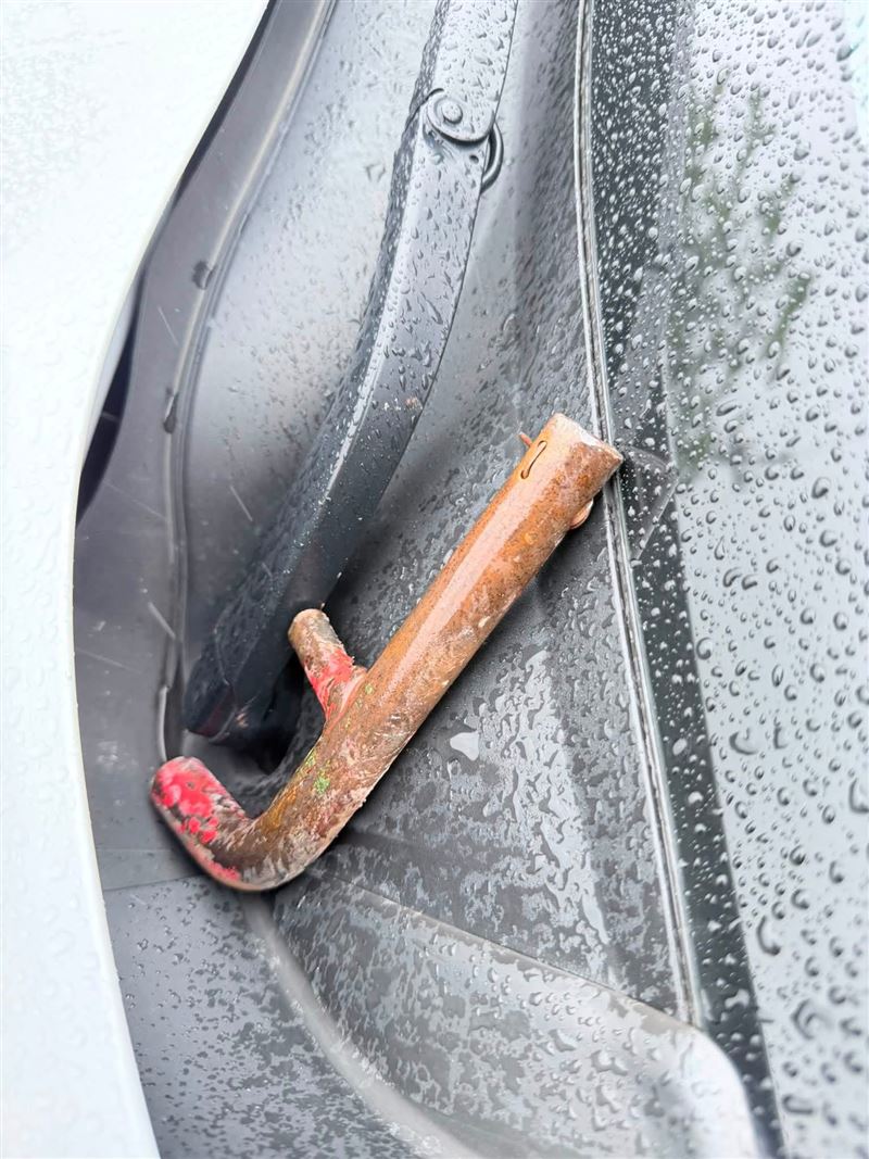 車主檢視行車紀錄器，懷疑是對向大貨車掉落F扳手。(圖／翻攝畫面)