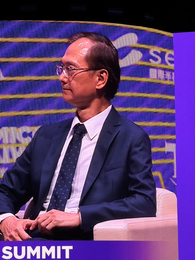 欣興日前遭桃檢依法搜索,董事長簡山傑今(2)日首度公開現身,與電子供應鏈五強,日月光半導體執行長吳田玉、台灣半導體產業協會理事長侯永清、聯發科技副董事長暨執行長蔡力行,以及鴻海科技集團董事長劉揚偉及微軟等科技巨頭齊聚半導體高峰論壇。(圖/記者廖珪如攝影)