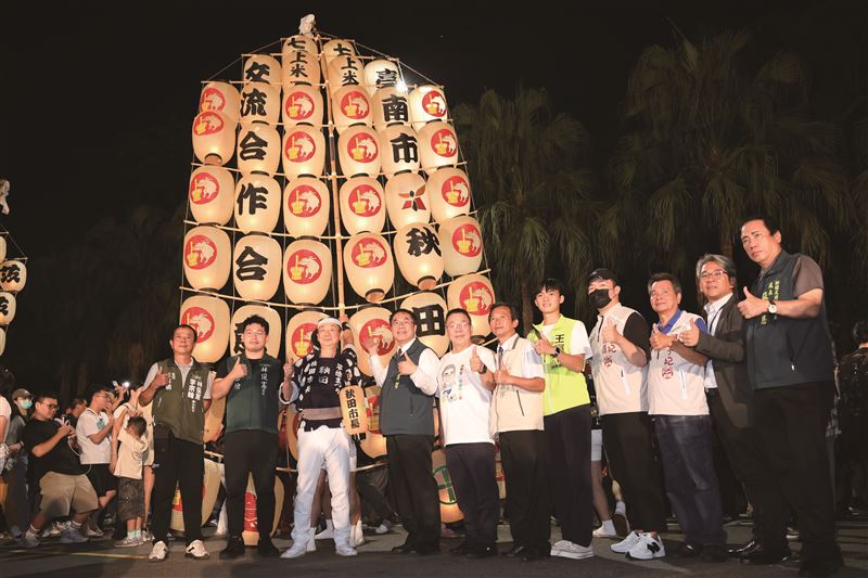 南瀛藝術節持續邀請友好城市參與,促進跨國文化互動,過去曾邀日本東北三大祭典之一「秋田竿燈祭」團隊來臺展演,豐富國際文化交流內涵。(圖/臺南市政府新聞及國際關係處提供)