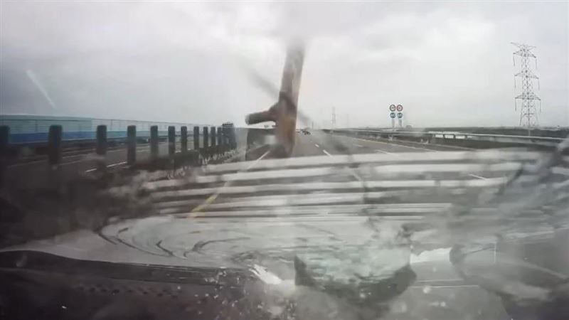 國道飛天暗器砸破擋風玻璃　車主命大躲劫