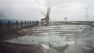 國道飛天暗器砸破擋風玻璃　車主命大躲劫