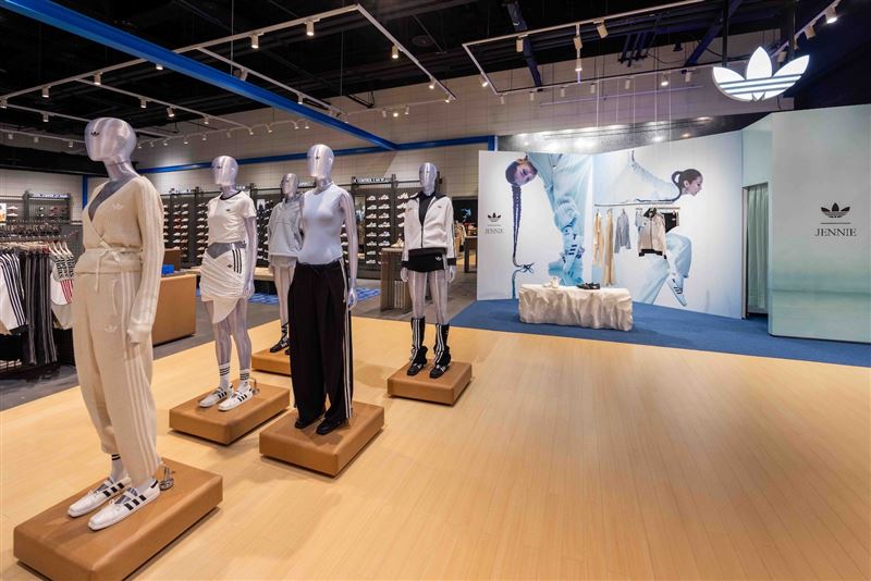 信義品牌概念店打造期間限定空間沉浸JENNIE超現實美學。(圖/品牌業者提供)