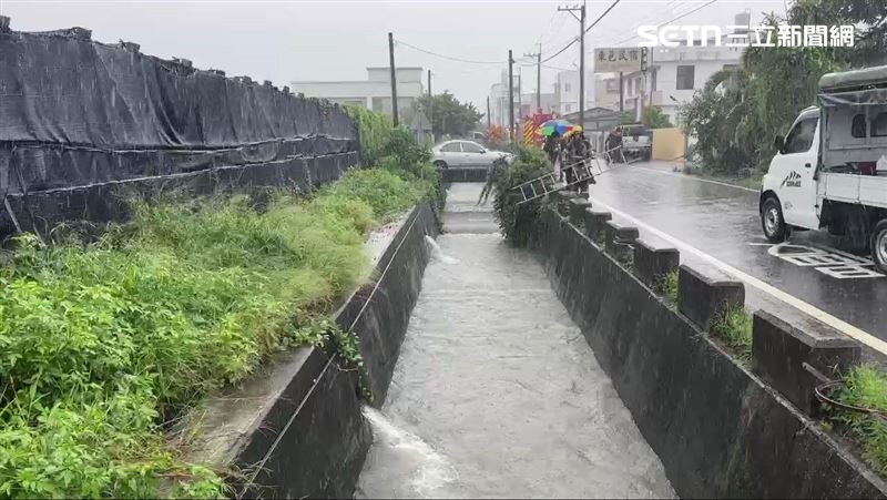 台東警消在重慶路大排水溝救出溺水男子。(圖/翻攝畫面)