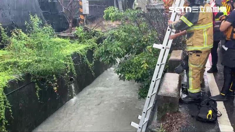 台東警消在重慶路大排水溝救出溺水男子。(圖/翻攝畫面)