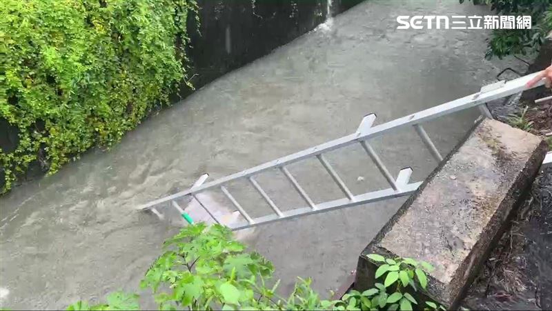 台東警消在重慶路大排水溝救出溺水男子。(圖/翻攝畫面)