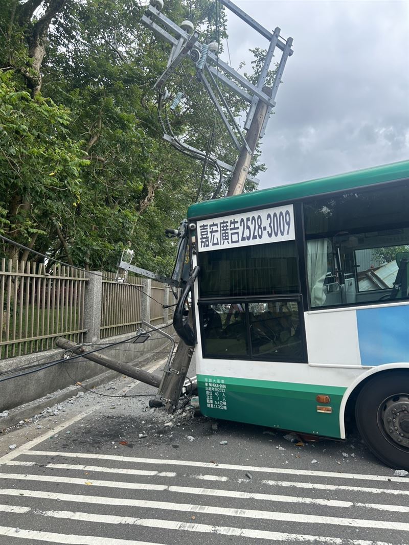 事故現場電線桿遭撞的情形。(圖/翻攝畫面)