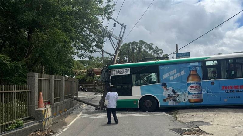 三重客運司機忘拉手煞車　公車撞斷電線桿