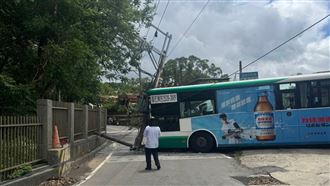 三重客運司機忘拉手煞車　公車撞斷電線桿