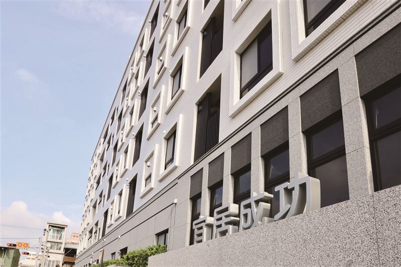 「宜居成功」社宅位於永康區核心地段，導入太陽能電力系統永續節能；房間硬體配置完善，光線充足氣氛溫馨。（圖／臺南市政府都市發展局提供）