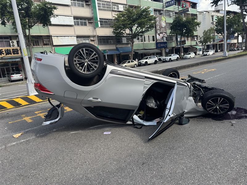 車輛受損嚴重,所幸駕駛與乘客4人僅受到輕傷。 (圖/翻攝畫面)