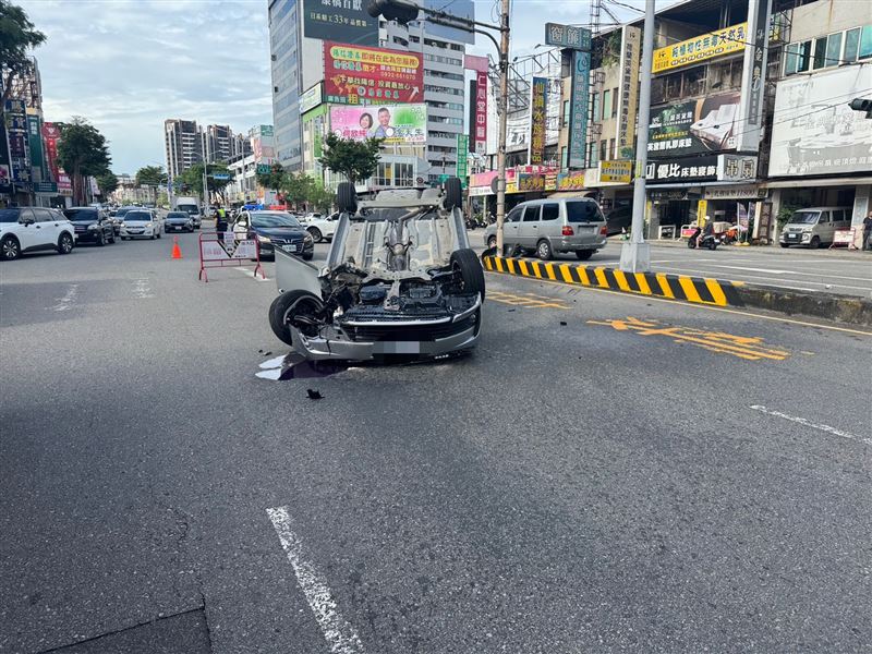銀色轎車自撞安全島橋墩,導致車輛翻覆底盤朝天,造成3人受傷。 (圖/翻攝畫面)