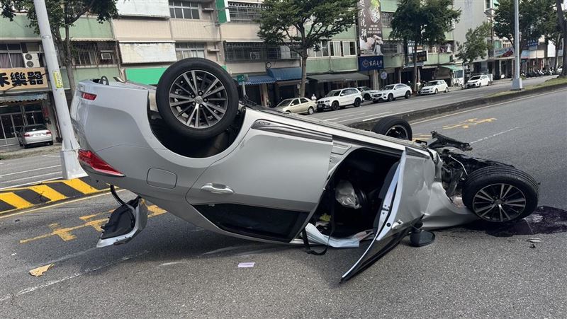 新／載一家老小自撞橋墩　轎車撞成烏龜翻
