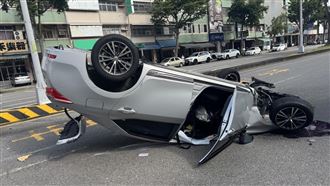 新／載一家老小自撞橋墩　轎車撞成烏龜翻