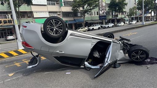 新／載一家老小自撞橋墩　轎車撞成烏龜翻
