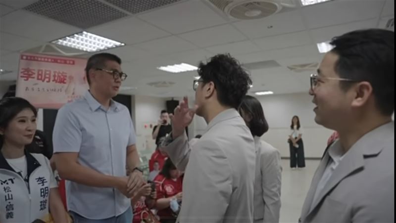 沈伯洋巧遇連勝文，得知沈是自己學弟，直呼「這樣子我不太好意思批評他」。（圖／翻攝自周軒threads）