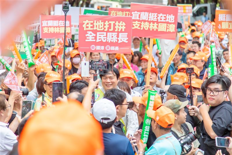 上千位鄉親力挺展現團結氣勢!夫人、手足相伴,林國漳划陸上龍舟完成宜蘭縣長參選登記
