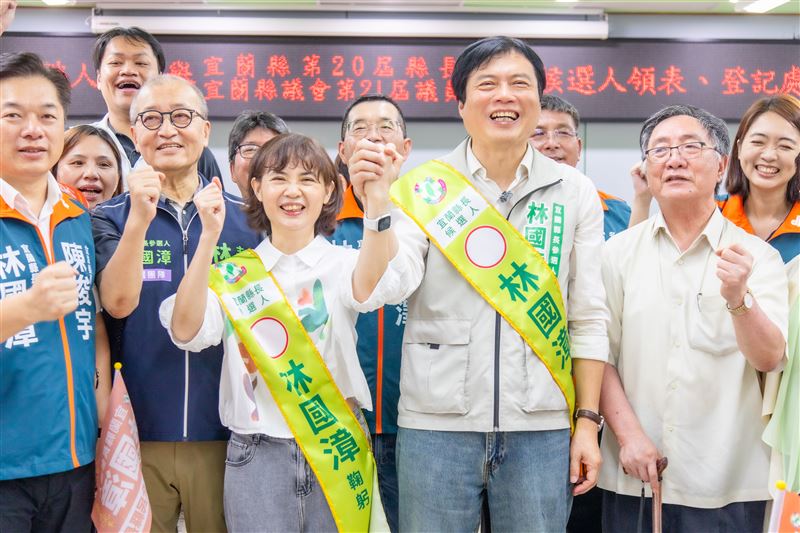 上千位鄉親力挺展現團結氣勢!夫人、手足相伴,林國漳划陸上龍舟完成宜蘭縣長參選登記