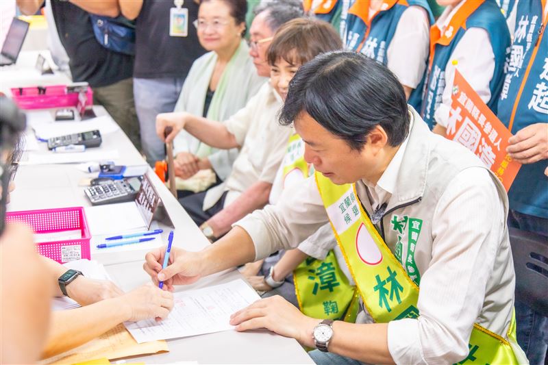 上千位鄉親力挺展現團結氣勢!夫人、手足相伴,林國漳划陸上龍舟完成宜蘭縣長參選登記