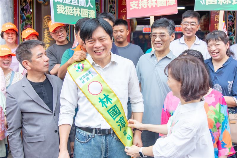 上千位鄉親力挺展現團結氣勢!夫人、手足相伴,林國漳划陸上龍舟完成宜蘭縣長參選登記
