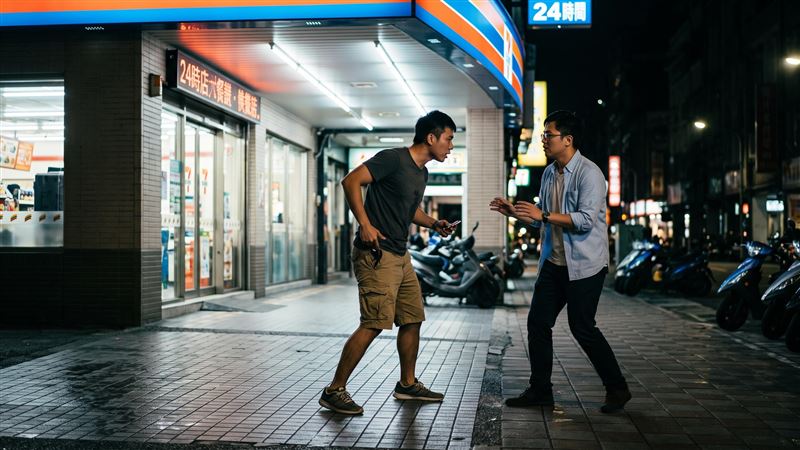 被嫌太秋挨巴掌！高雄男狂砍友頸遭訴