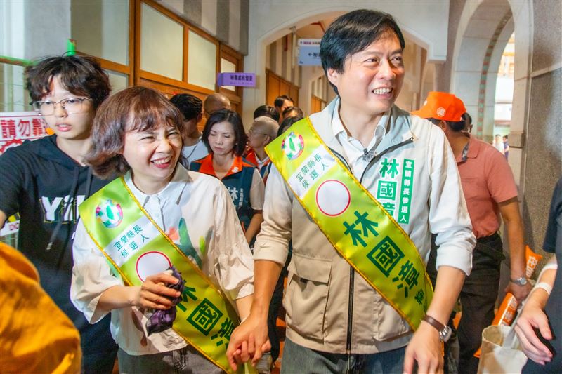 上千位鄉親力挺展現團結氣勢!夫人、手足相伴,林國漳划陸上龍舟完成宜蘭縣長參選登記