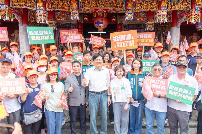 上千位鄉親力挺展現團結氣勢!夫人、手足相伴,林國漳划陸上龍舟完成宜蘭縣長參選登記