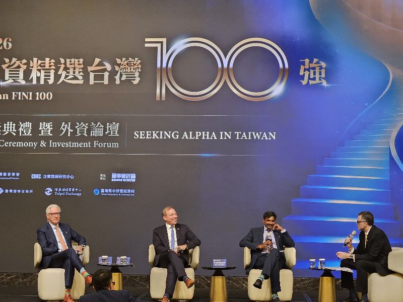 外資精選台灣100強頒獎典禮暨外資論壇2日登場,邀請3位跨國企業高階代表分享跨國企業深耕台灣的理由。圖為默克電子執行副總裁暨薄膜事業部主管冉紓睿(Suresh Rajaraman)(右2)、巴斯夫台灣董事長暨電子材料業務主管(黎)博曼(Jens Liebermann)(左2),均提到台灣半導體與科技供應鏈優勢
