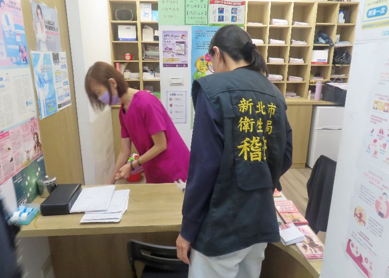 新北市板橋區「安泰淞鶴診所」爆發C肝群聚事件,目前已11人確診。市府衛生局2日指出,將召回民國114年7月後曾在診所就醫並接受靜脈注射的1118名患者,接受抽血檢查確認健康狀況。圖為衛生局人員過往赴診所稽查情形。(新北市衛生局提供)