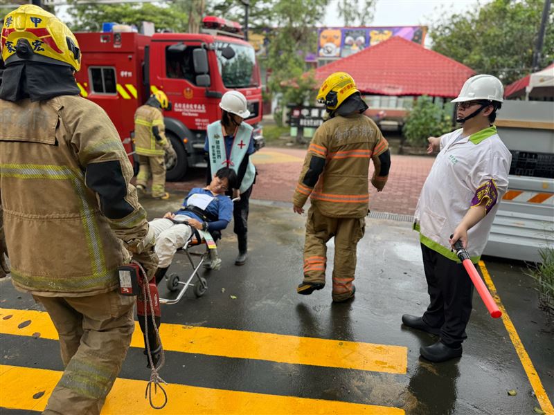台南市消防局學甲消防分隊出動數名著重裝隊員,以及消防車和救護車,完整模擬實際救援狀況。(圖/翻攝畫面)