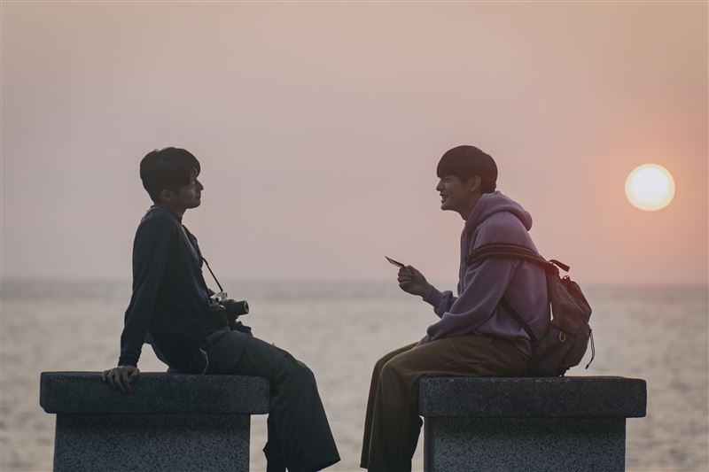 劉育仁(左)與邱以太(右)在高雄西子灣看夕陽談心。(圖/瀚草文創提供)