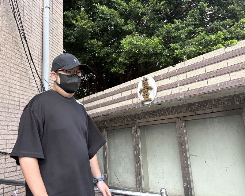 新北地方法院2日再度開庭審理閃兵案，傳喚15名被告。其中藝人阿達（圖）於庭上認罪，並表示自己已深刻反省，盼能彌補過錯，一切尊重司法判決