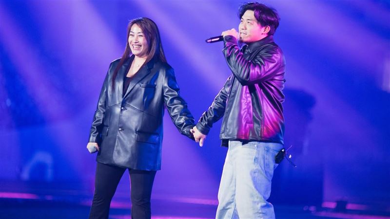 富邦悍將李吳永勤和愛妻一起登上大巨蛋合唱。(圖/富邦悍將提供)