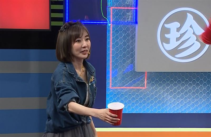 羅巧倫挑戰夜市遊戲,眼看時間快到急壞了。(圖/公視台語台提供)