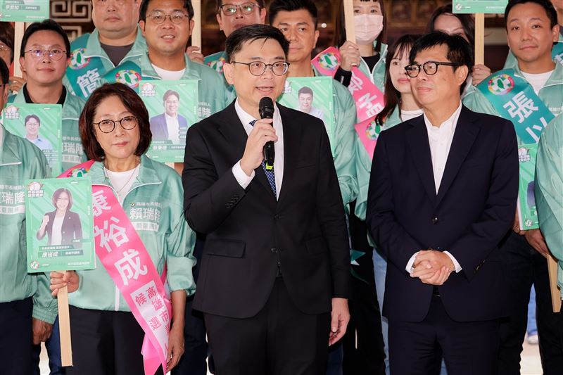 賴瑞隆今(2)日在高雄市長陳其邁陪同下登記參選高雄市長(圖/賴瑞隆競辦提供)