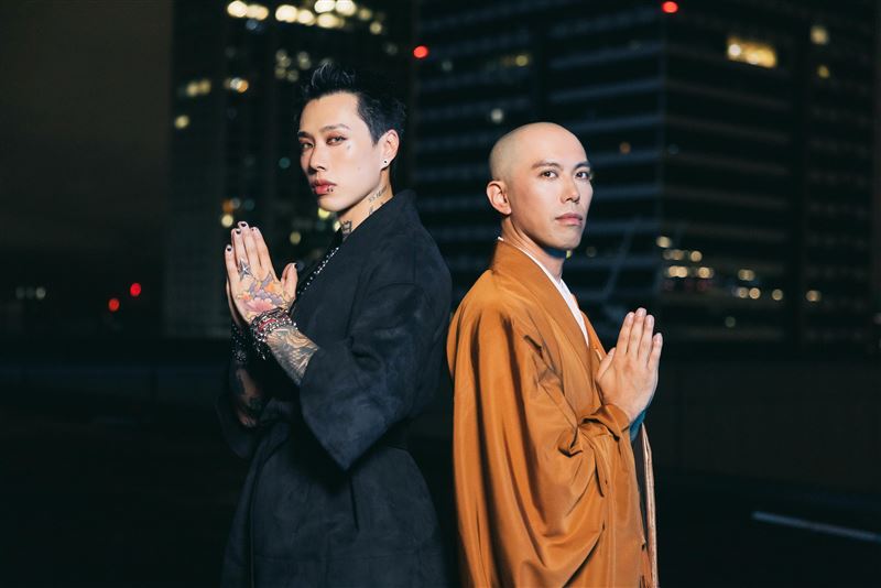Marz23(左)與藥師寺寬邦(右)合作推出新歌〈觀自在Remix〉。(圖/華納音樂提供)