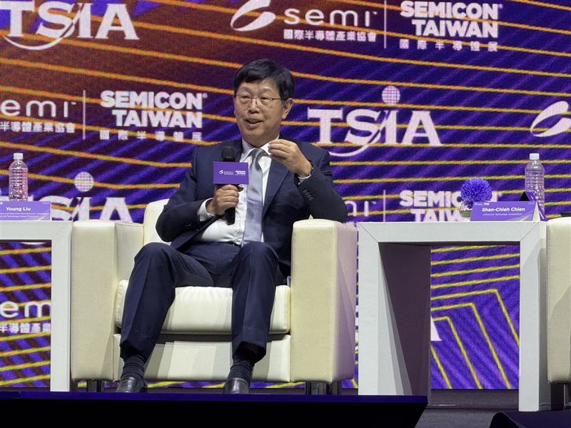 SEMICON Taiwan 2026國際半導體展大師論壇暨全球生態系高峰會2日壓軸舉行爐邊對談,鴻海董事長劉揚偉認為,台灣企業未來必須改變過去凡事強調Made in Taiwan的思維,進一步轉向Made with Taiwan。所謂Made with Taiwan,並不是放棄台灣製造,而是把台灣長期累積的硬體技術、智慧財產、製造技術與系統整合能力帶到產品最終使用的市場,與當地共同設計、生產與擴張。(圖/記者廖珪如攝影)