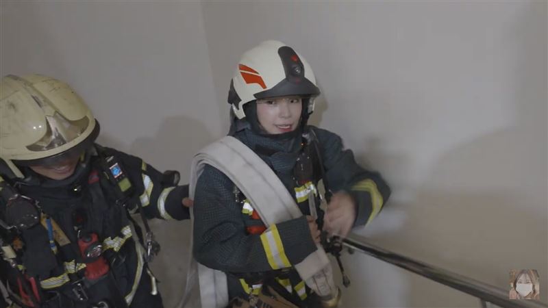 李多慧20kg重裝挑戰消防員！喊謝謝台英雄