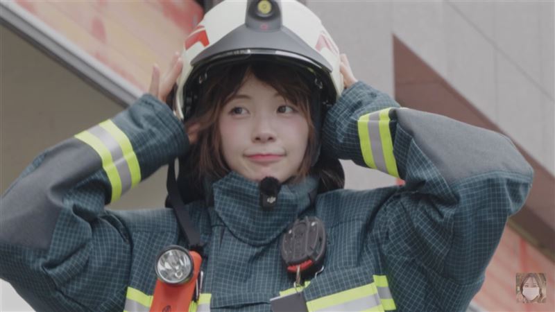 李多慧換上重達約20公斤的消防衣與氣瓶裝備,挑戰負重爬上無電梯的5樓進行佈線射水訓練。(圖/翻攝自李多慧YouTube)