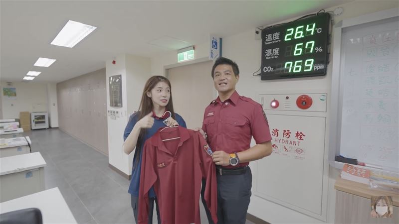消防隊小隊長為了肯定她的辛勤付出,特別贈送一套印有隊徽與編號的專屬消防衣作為留念。(圖/翻攝自李多慧YouTube)