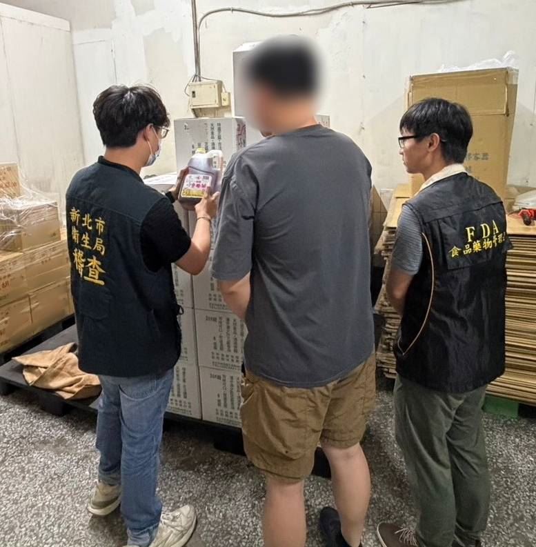 新北衛生局現場封存未售出油品。(圖/新北衛生局提供)