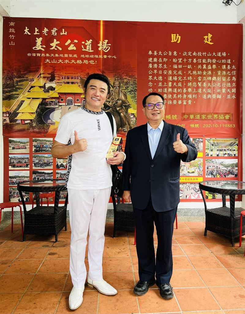 資深藝人李㼈2025年發願協助姜太公道場推廣道家文化,本身就是苦茶油愛用者的李㼈,更親自在客家大院製作「苦茶油麵線」與遊客分享。(圖/陽明山姜太公道場提供)